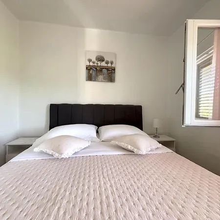 Venilia Πανσιόν Lukoran